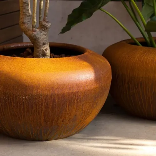 Plantenbak Onyx 6 Met zijn oranjebruine cortenstaal en bolle afwerking voegt de ONYX plantenbak een moderne en sfeervolle touch toe aan je buitenruimte.